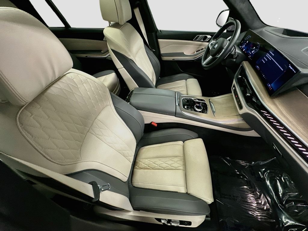 Used 2026 Black BMW M60i image 30