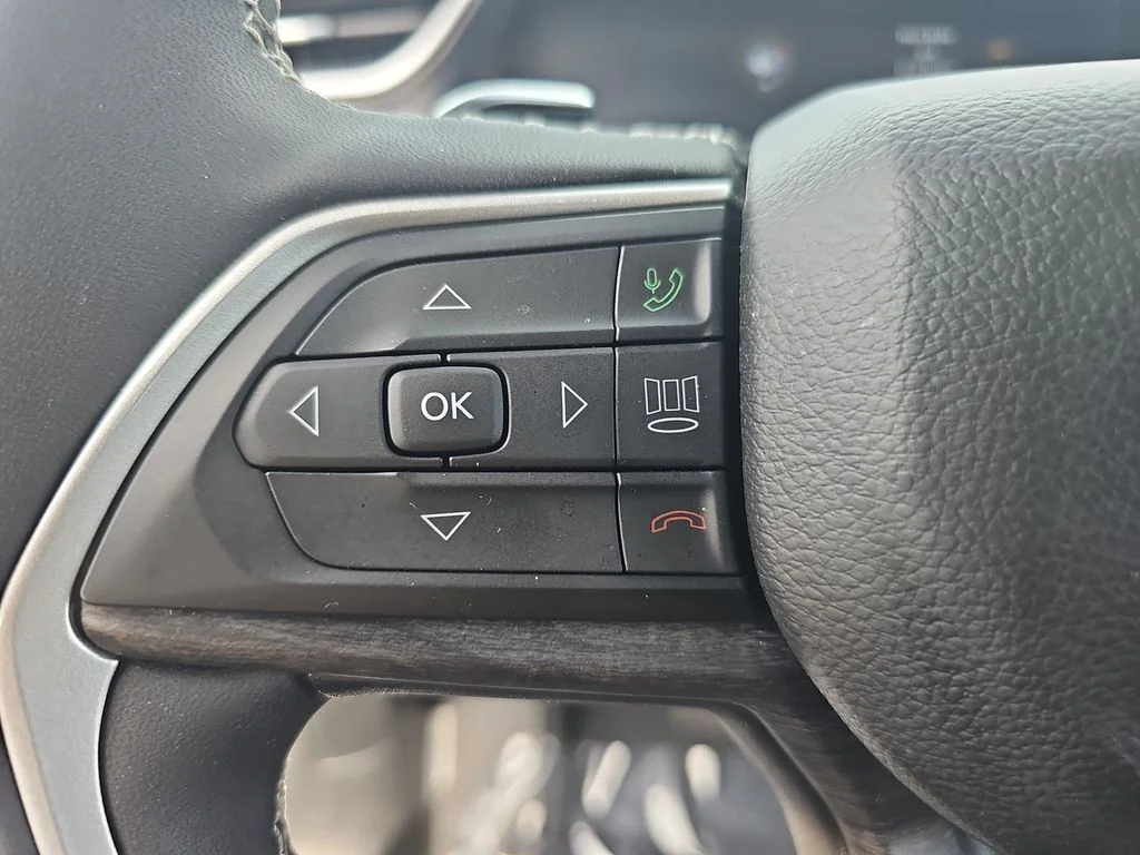 Used 2023 White/off-white Jeep Limited image 17