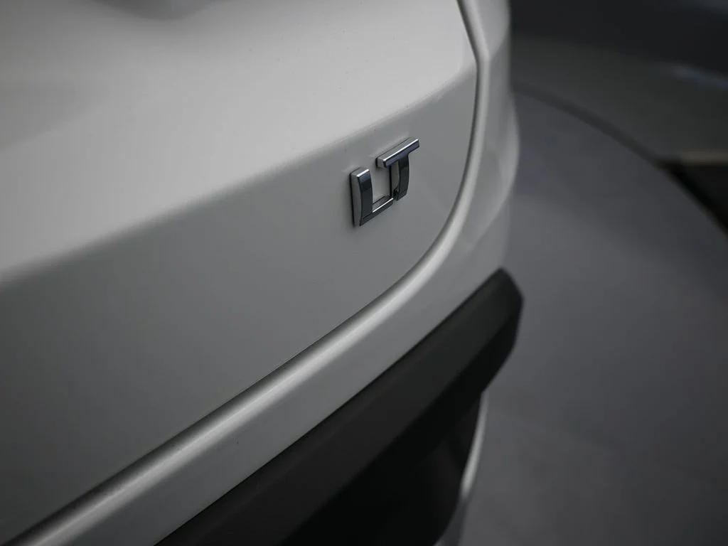 Used 2025 Summit White Chevrolet LT image 40