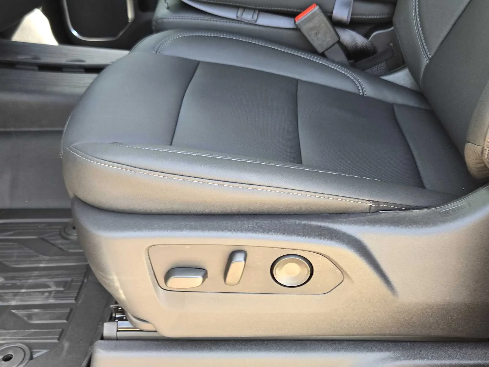 2026 GMC Sierra 1500 SLT - Photo 16