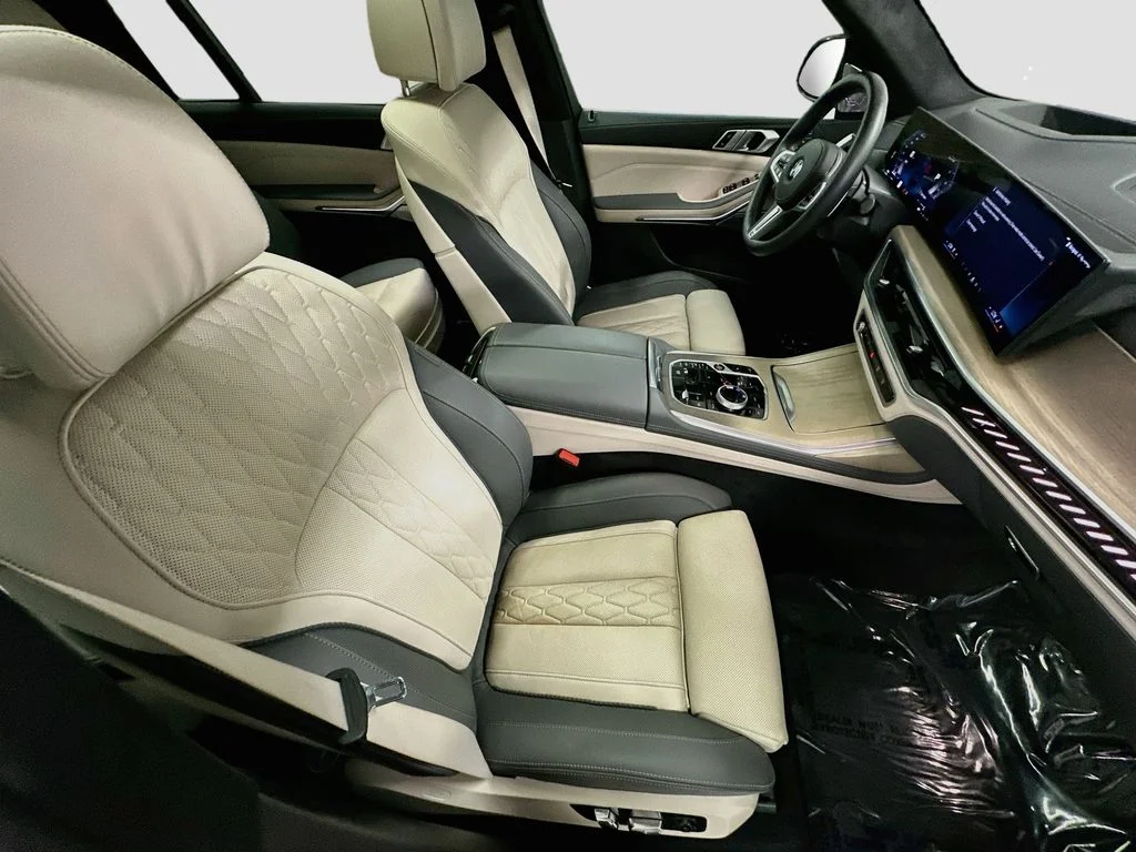 Used 2026 Black BMW M60i image 30