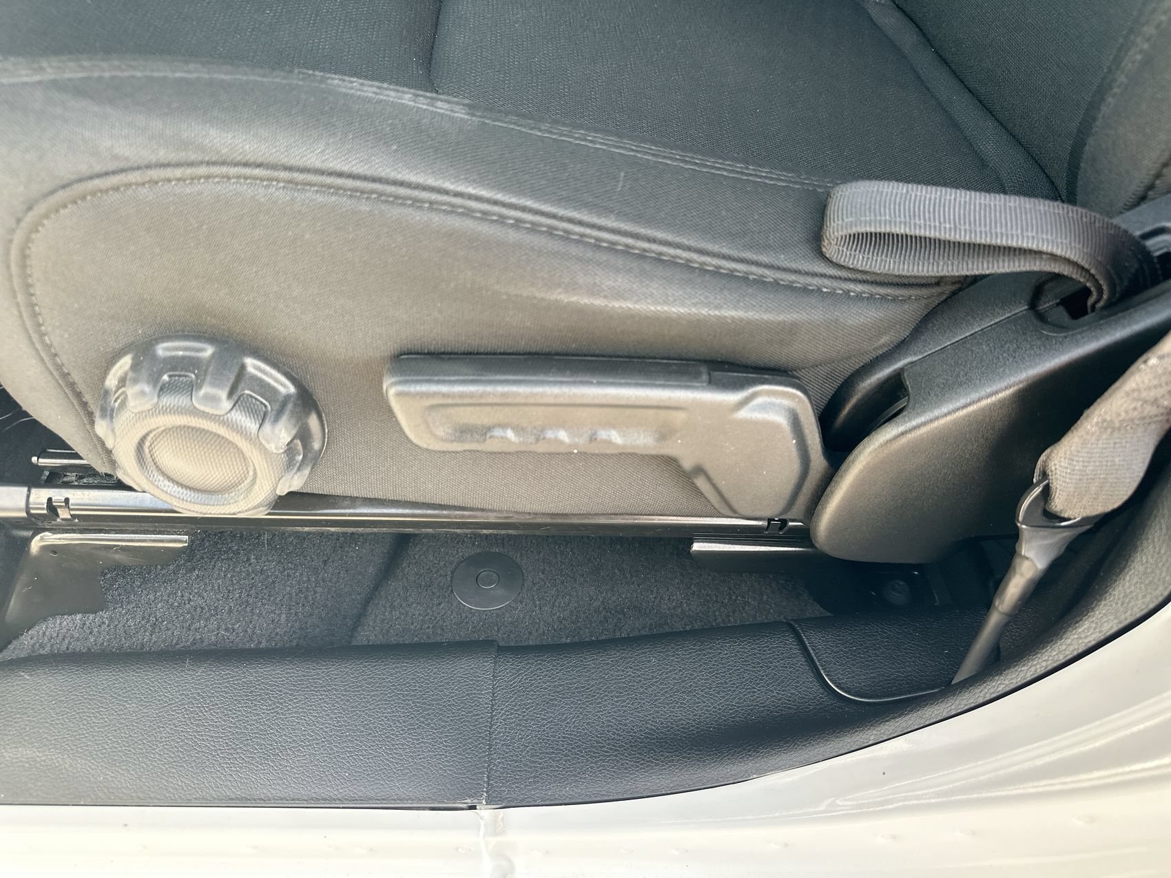 Used 2020 Bright White Clearcoat Jeep Sport S image 12