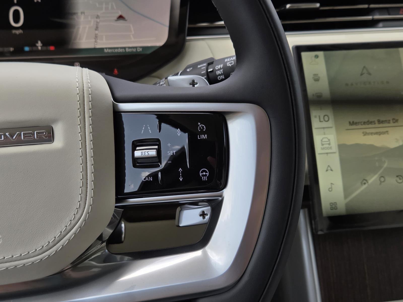 New 2026 Ostuni Pearl White LAND ROVER SE 7 Seats image 22