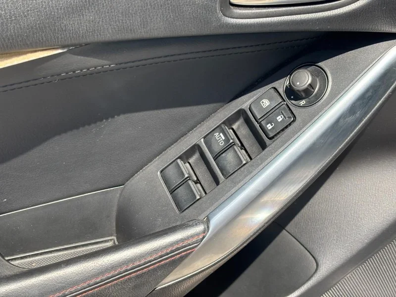 Used 2014  Mazda i Grand Touring image 18