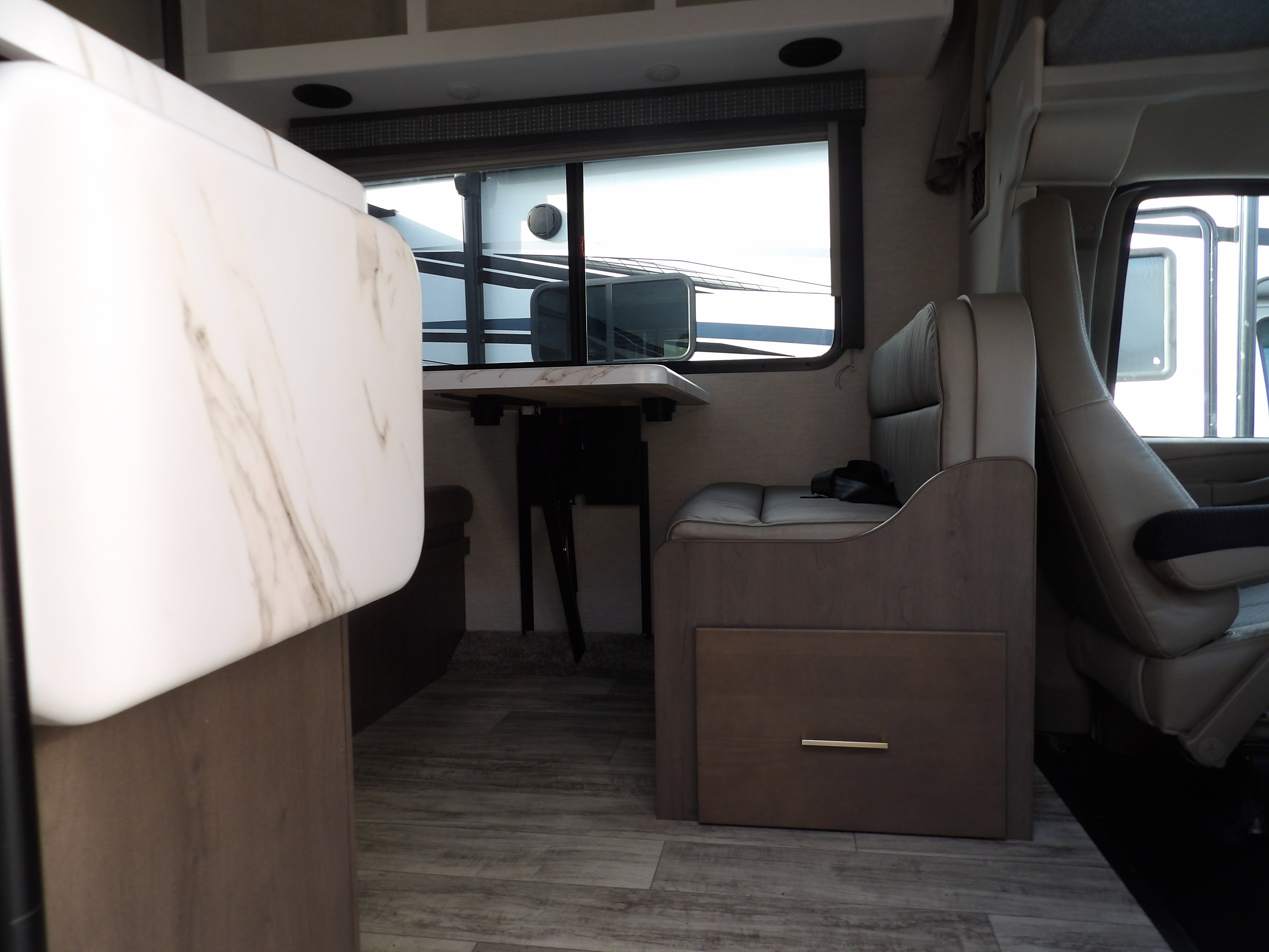 Used 2024 Summit White Thor M22B image 3