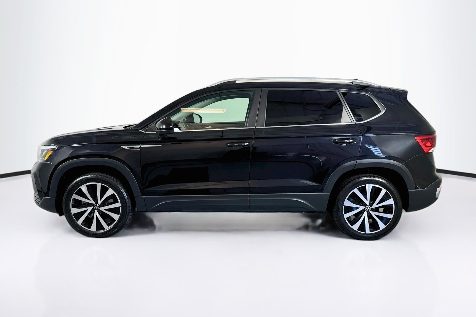 Used 2022 Deep Black Pearl Volkswagen SE image 8