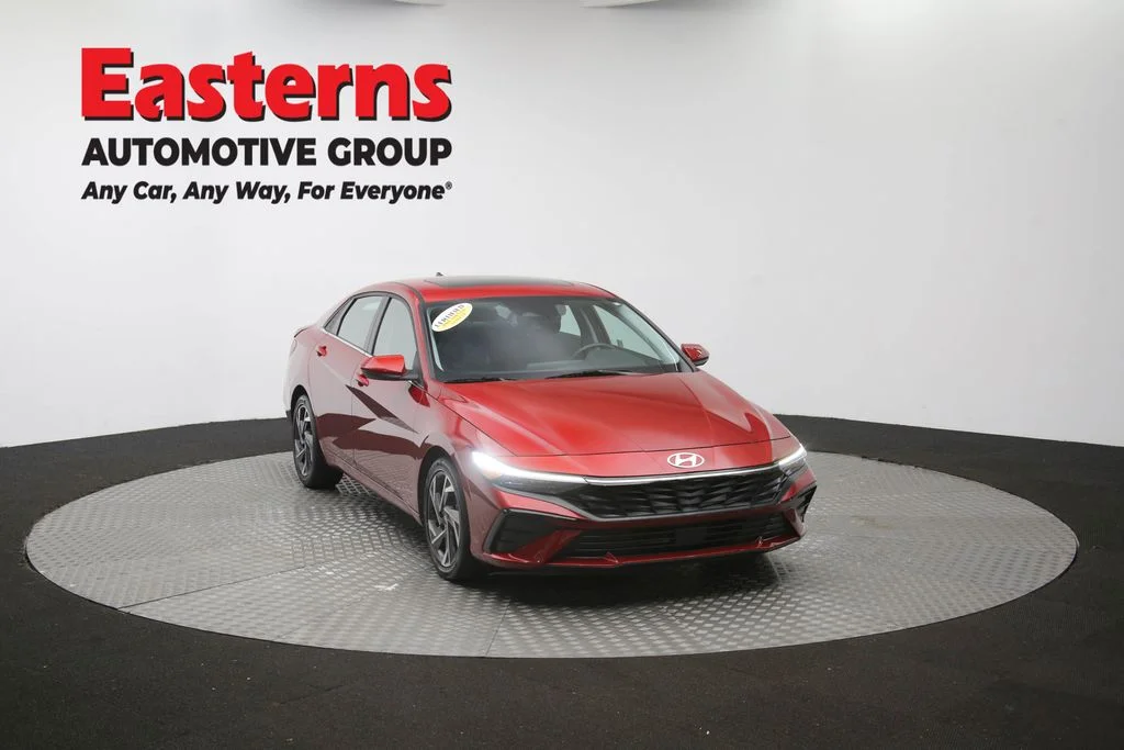 Used 2025 Red Hyundai SEL Convenience image 52