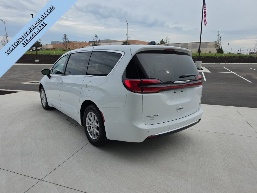 Used 2025 White Chrysler Select image 3