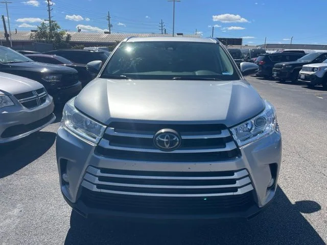 Used 2019 Silver Toyota XLE image 3