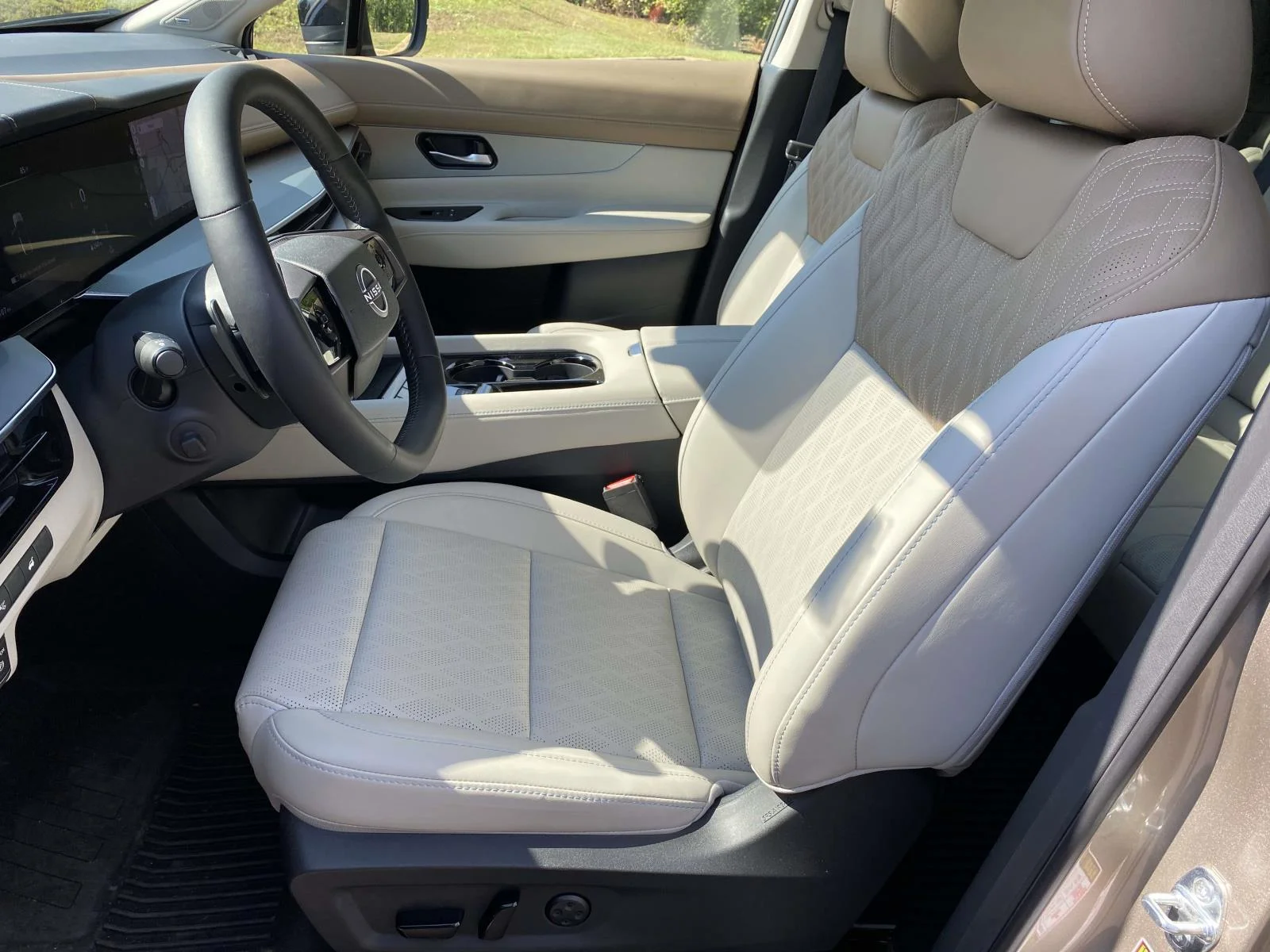 Used 2026 Champagne Silver Metallic Nissan Platinum image 12
