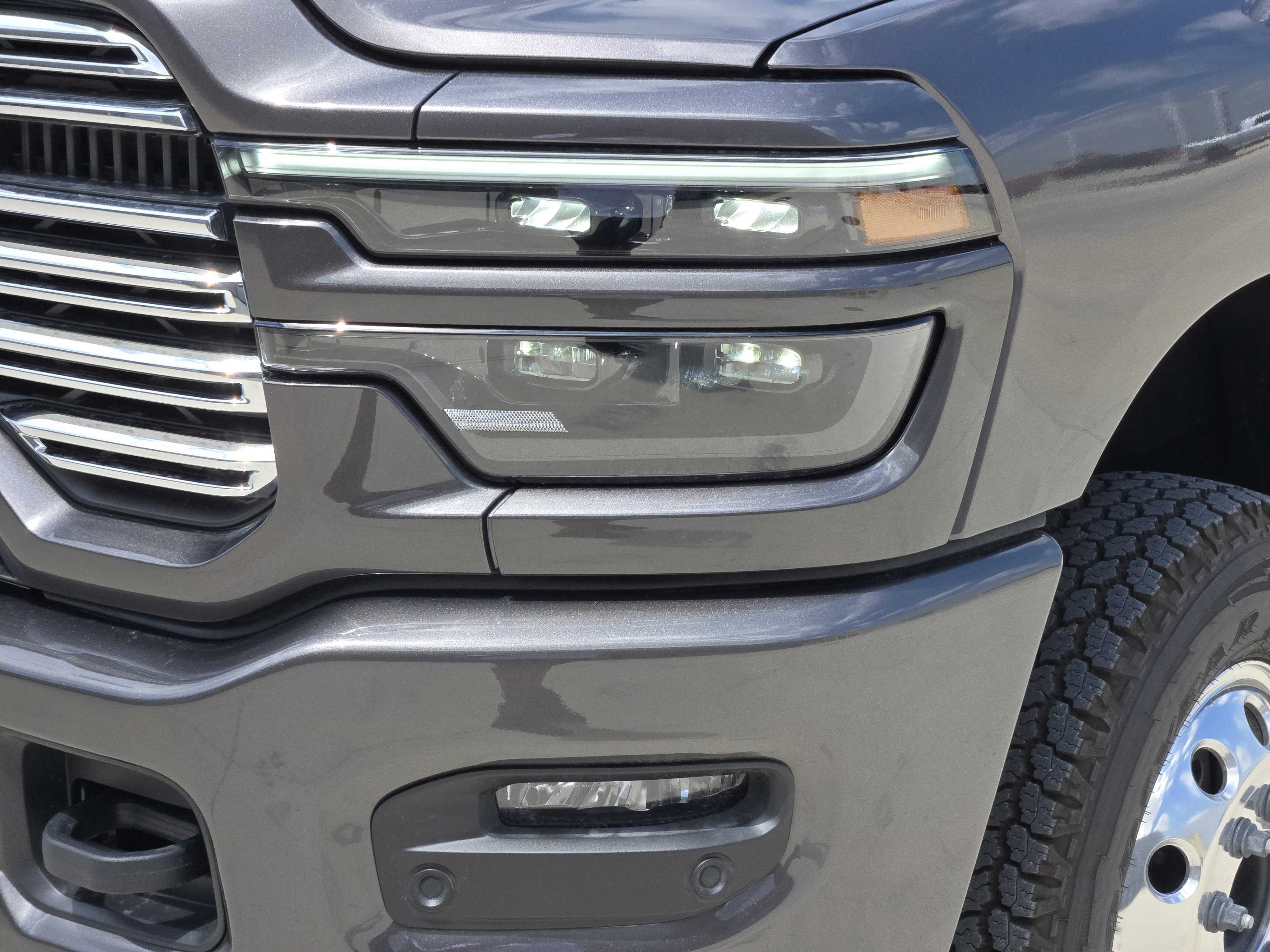 New 2026 Granite Crystal Metallic Clear-Coat Exterior Paint RAM Laramie image 7