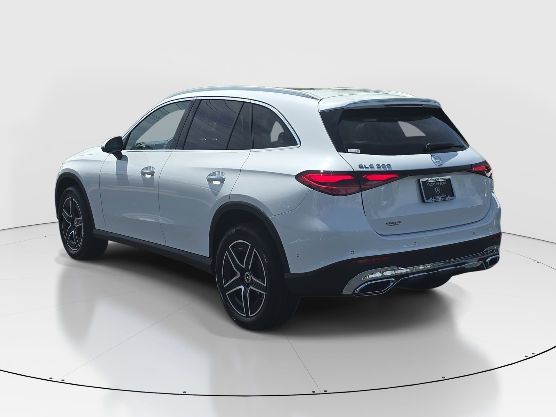New 2026 MANUFAKTUR Moonlight White Metallic Mercedes-Benz GLC300 image 7