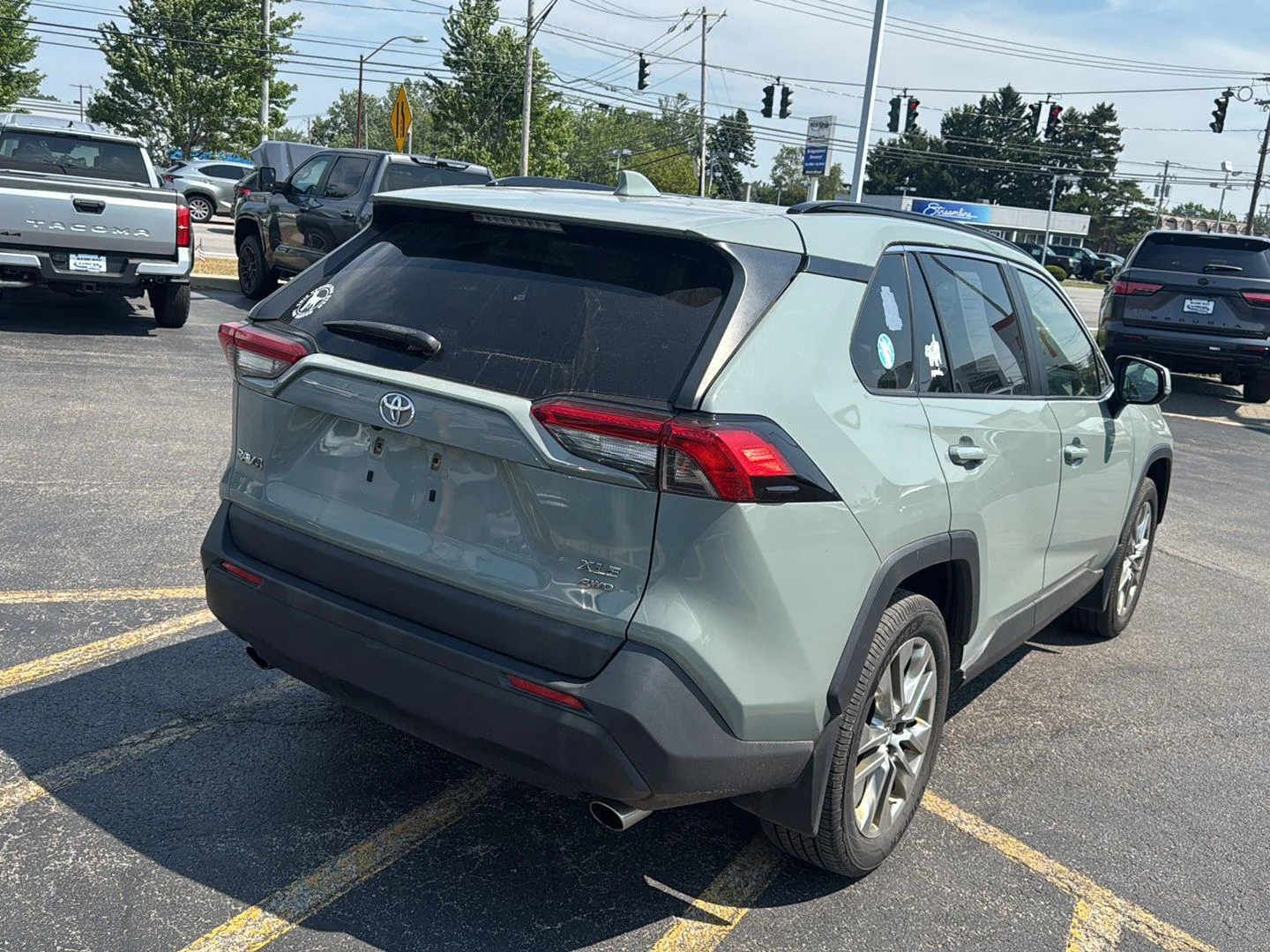 Used 2019 Lunar Rock Toyota XLE Premium image 6