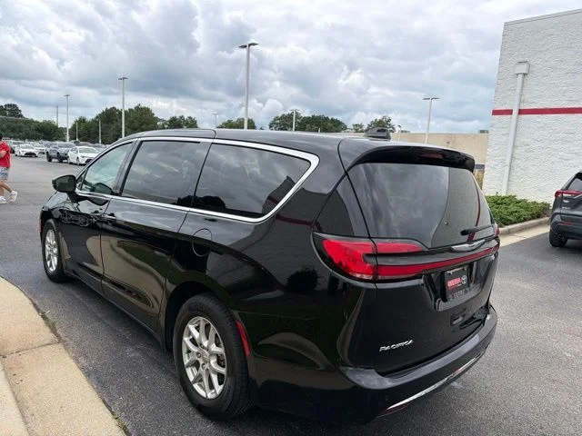 Used 2024 Black Chrysler Touring L image 7