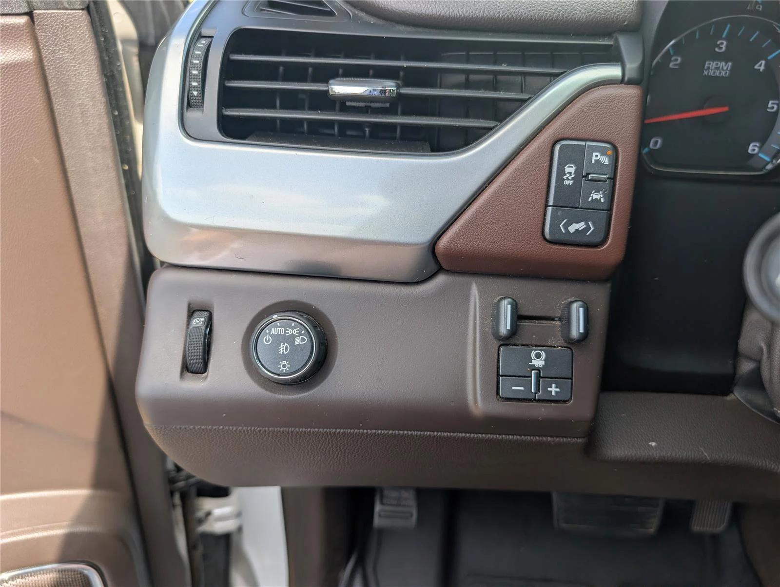 Used 2016 Iridescent Pearl Tricoat Chevrolet LTZ image 10