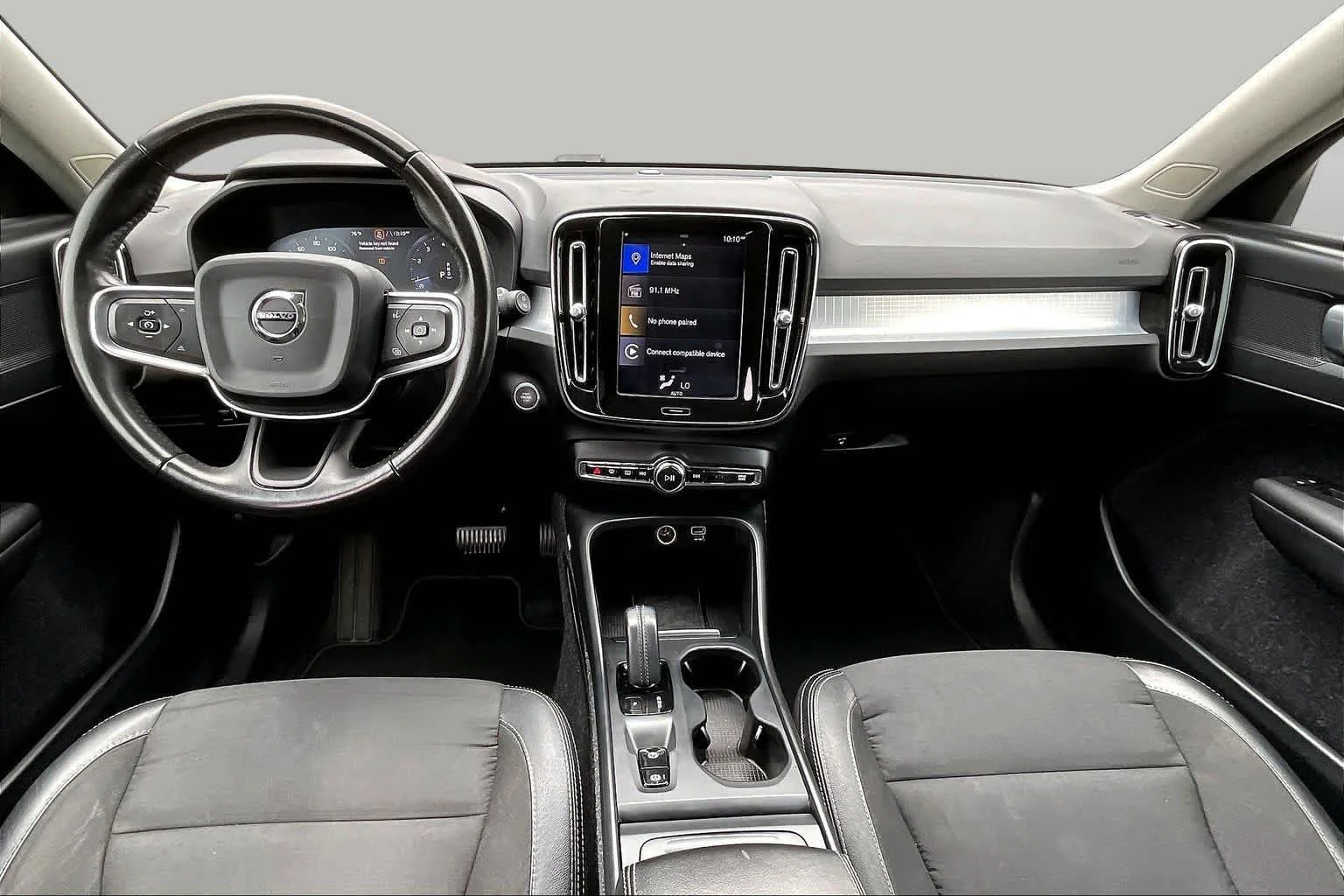 Used 2020 black Volvo Momentum image 14