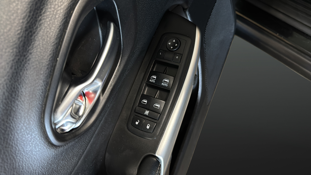 Used 2018 Diamond Black Crystal Pearlcoat Jeep Latitude Plus image 22
