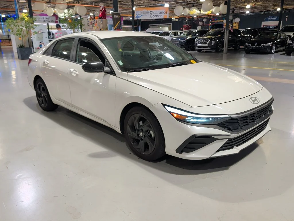 Used 2026 White Hyundai SEL Sport image 1
