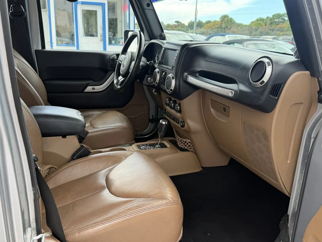 Used 2013  Jeep Sahara image 21