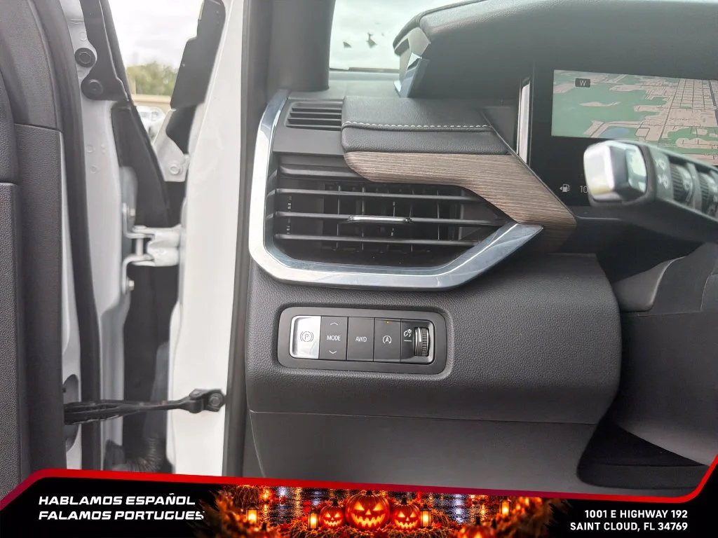 Used 2024 White Frost Tricoat GMC Denali image 18