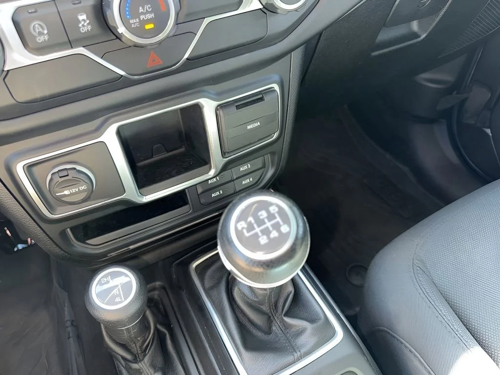 Used 2020  Jeep Sport image 18