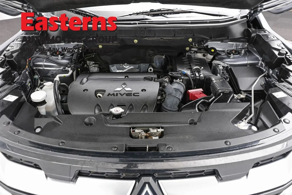 Used 2022 Silver Mitsubishi 2.0 SE image 7