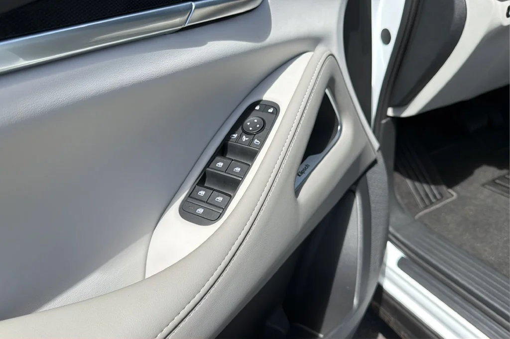 New 2027 2T RAD WHT INFINITI Sport AWD image 15