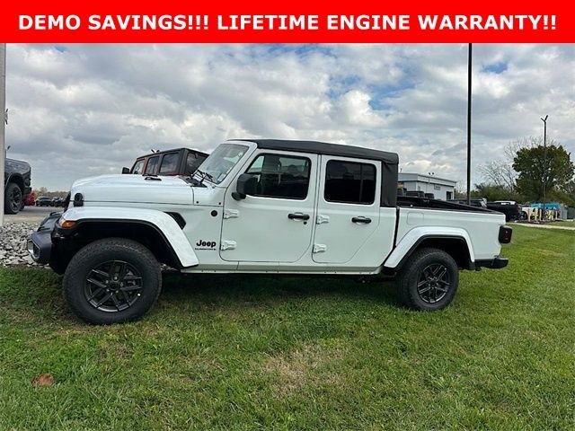 New 2026 Bright White Clear-Coat Exterior Paint Jeep Sport S image 4