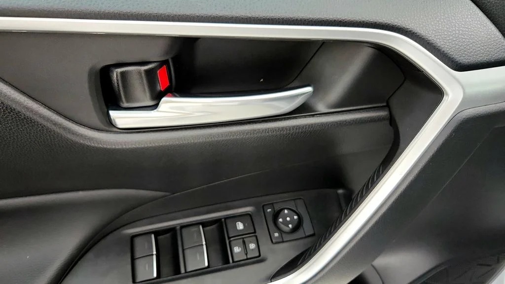 Certified Used 2022 Silver Toyota XLE image 23