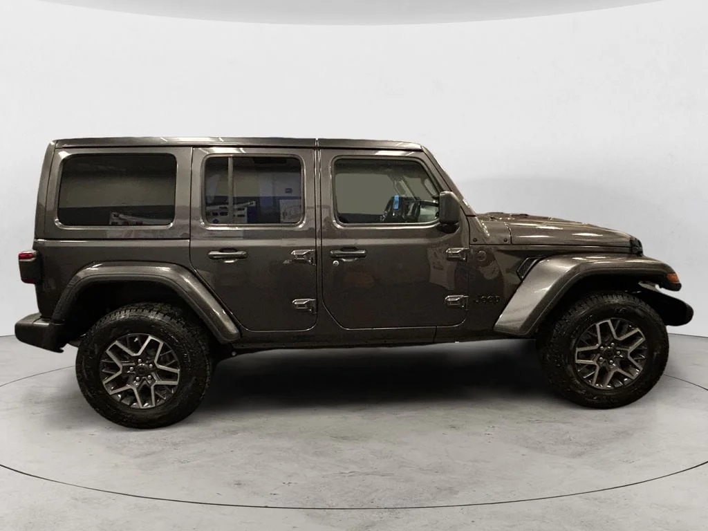 Used 2025 Crystal Metallic Jeep Sahara image 6