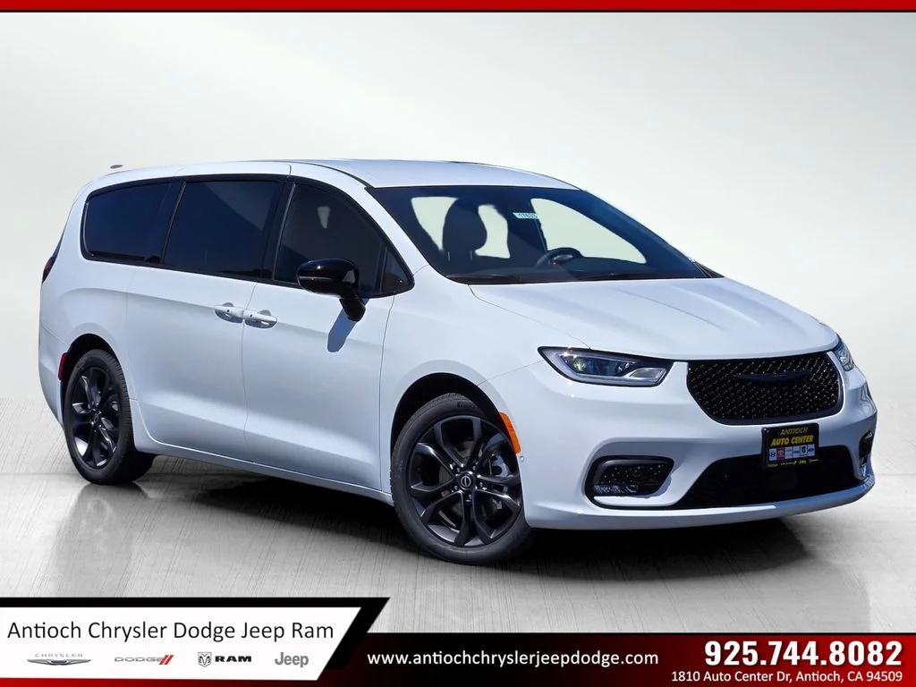 2026 Chrysler Pacifica Select's photo