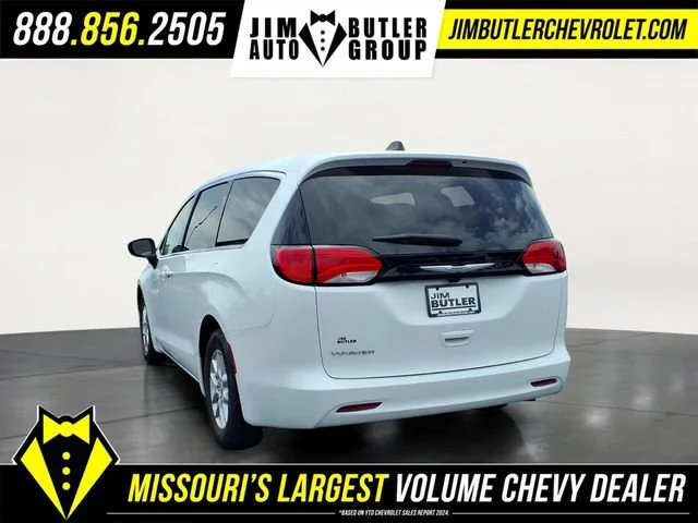 Used 2023  Chrysler LX image 2