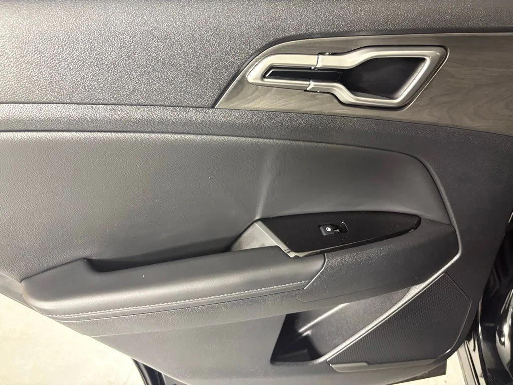 Used 2025 Black Kia X-Line image 37
