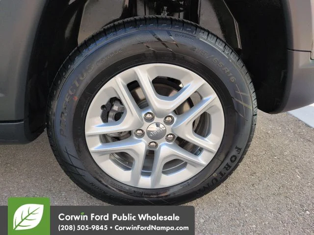 Used 2018 Billet Silver Metallic Clearcoat Jeep  image 32