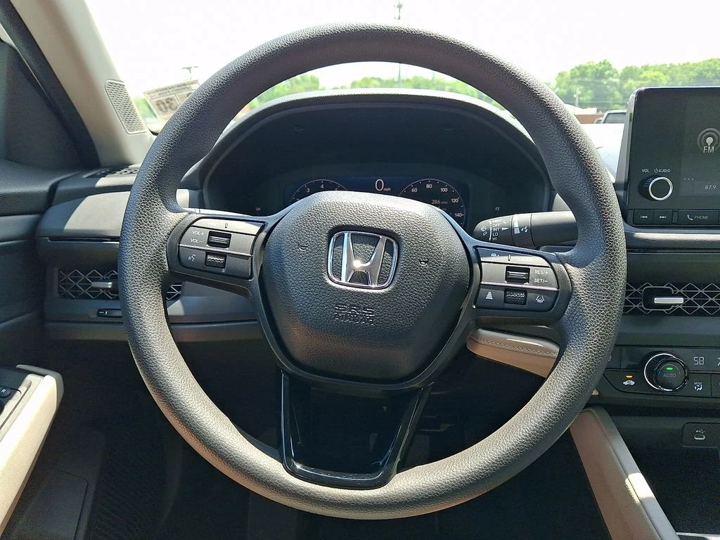 Certified Used 2025 Platinum White Pearl Honda SE image 19