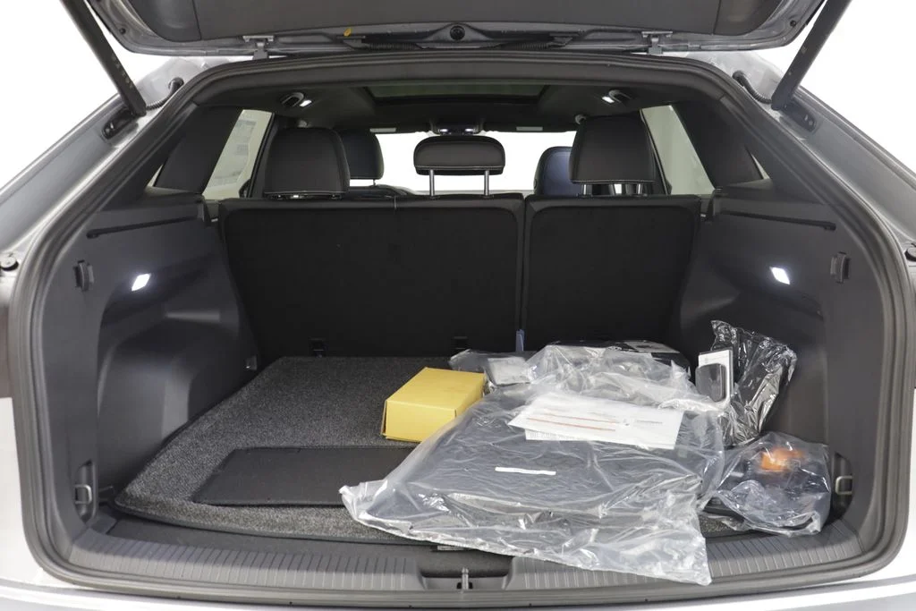 New 2026 Silver Mist Volkswagen SE w/Technology image 17