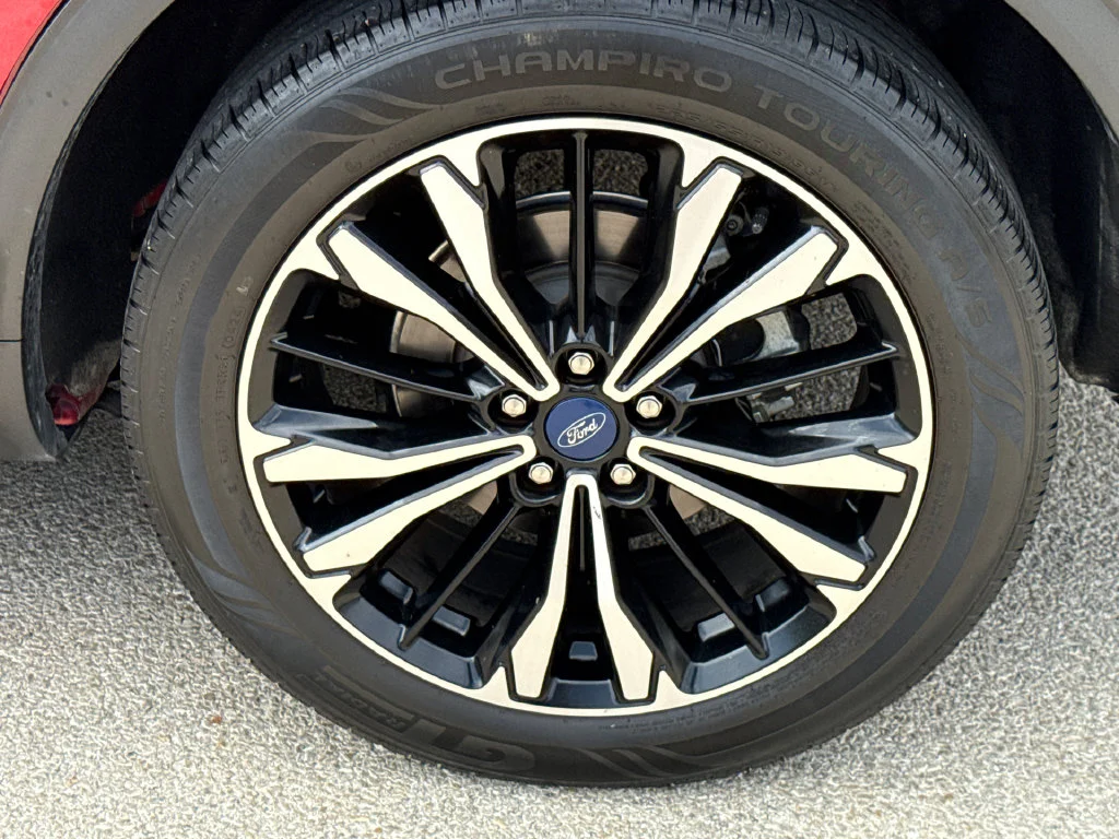 Used 2022 Red Ford SE image 9