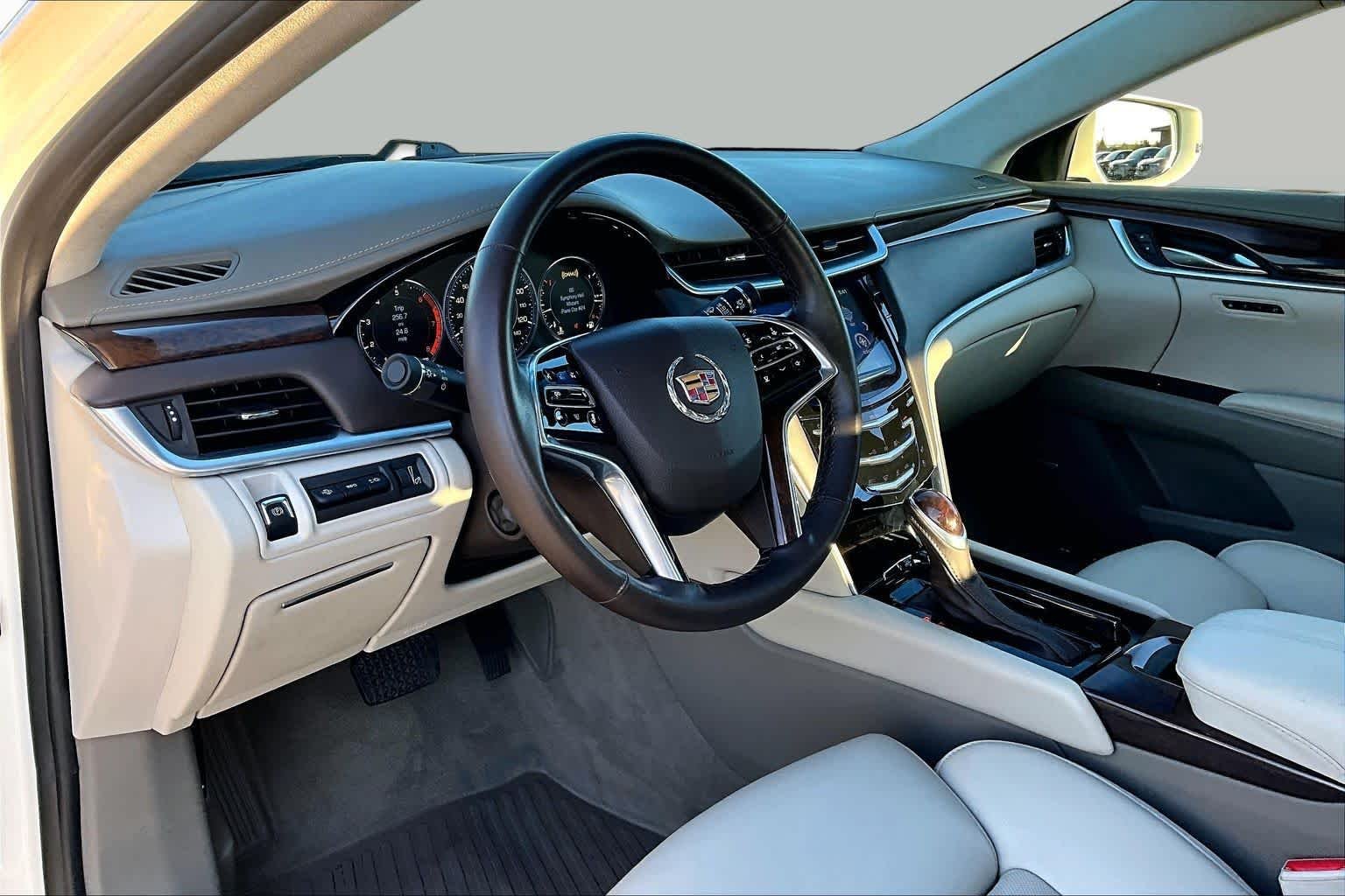 Used 2014 White Diamond Tricoat Cadillac Platinum image 17
