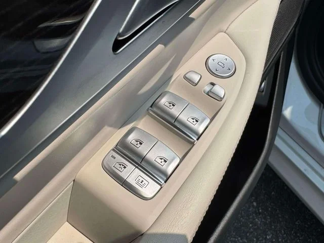 Used 2019 White BMW 750i xDrive image 24