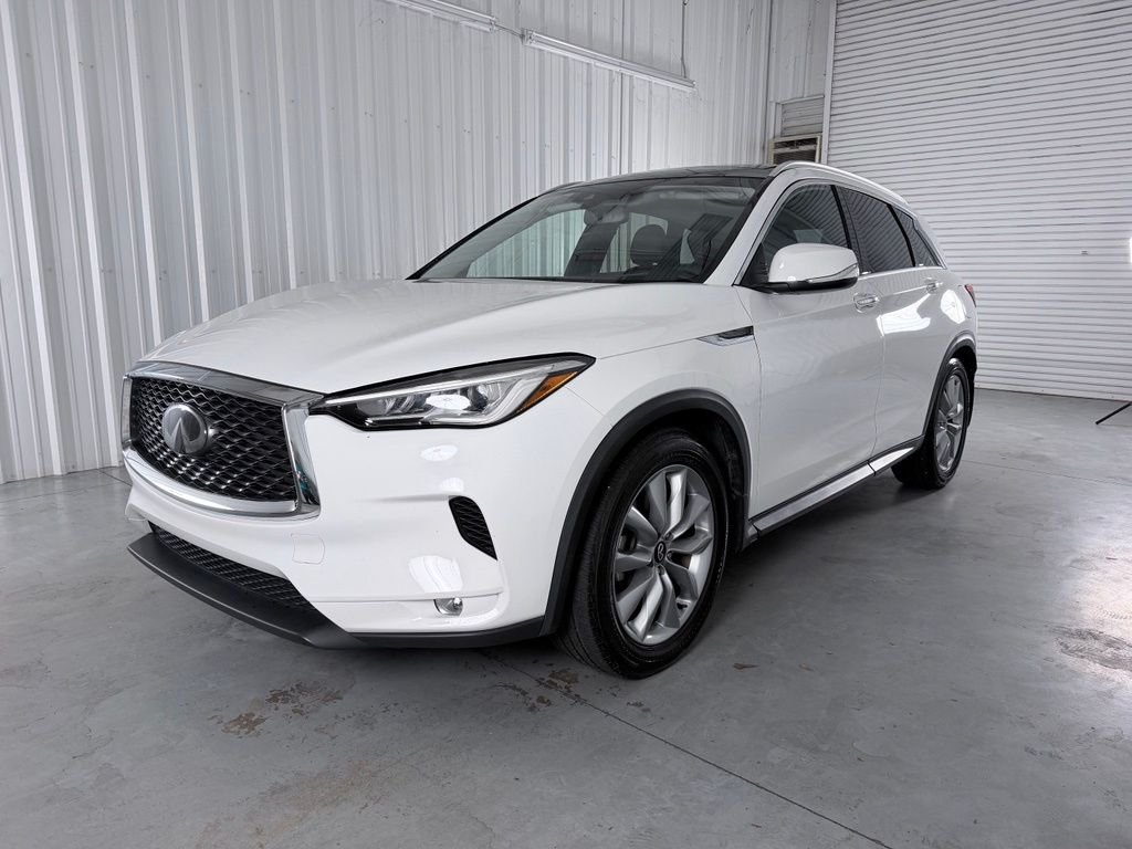 Used 2020 White INFINITI LUXE image 1