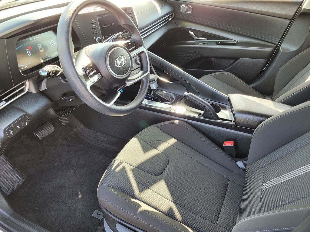 Used 2025 White Hyundai SE image 14