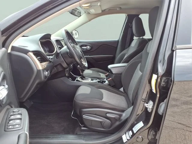 Used 2016  Jeep Altitude image 13