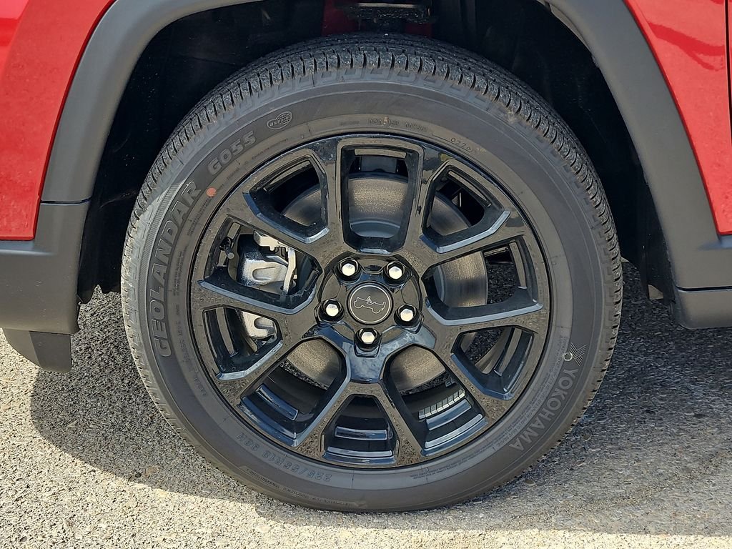 New 2026 Red Hot Pearl-Coat Exterior Paint Jeep Latitude image 9