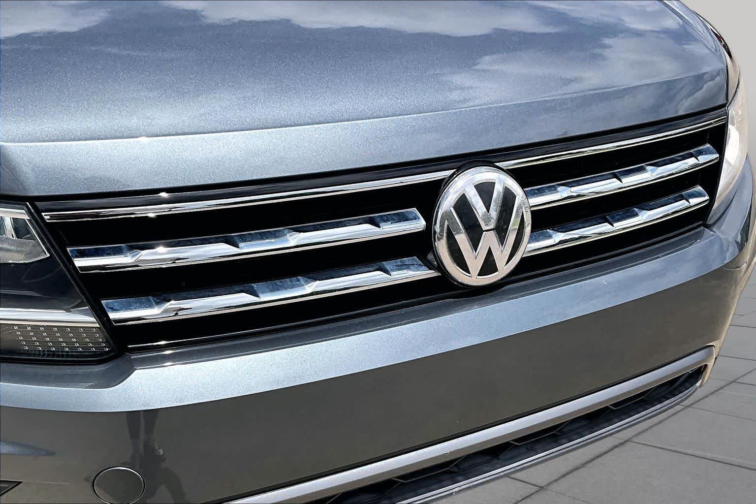 Used 2019 Platinum Gray Metallic Volkswagen SE image 27
