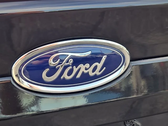 Used 2020 Black Ford SE image 17
