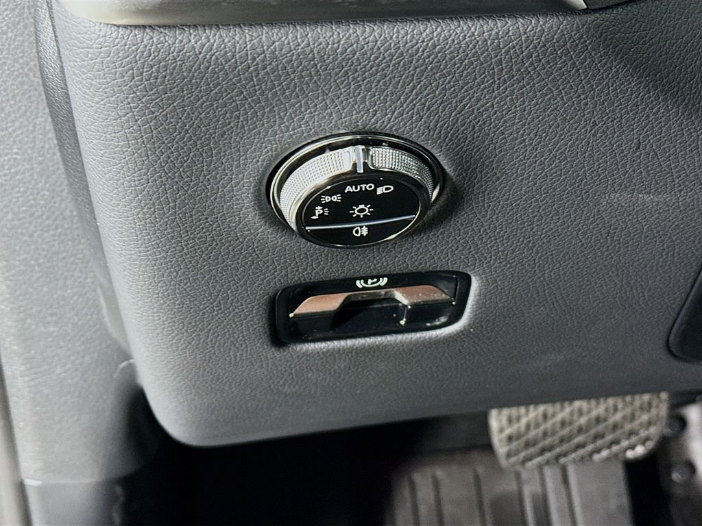 Used 2026 Gray Mercedes-Benz GLC 300 image 10