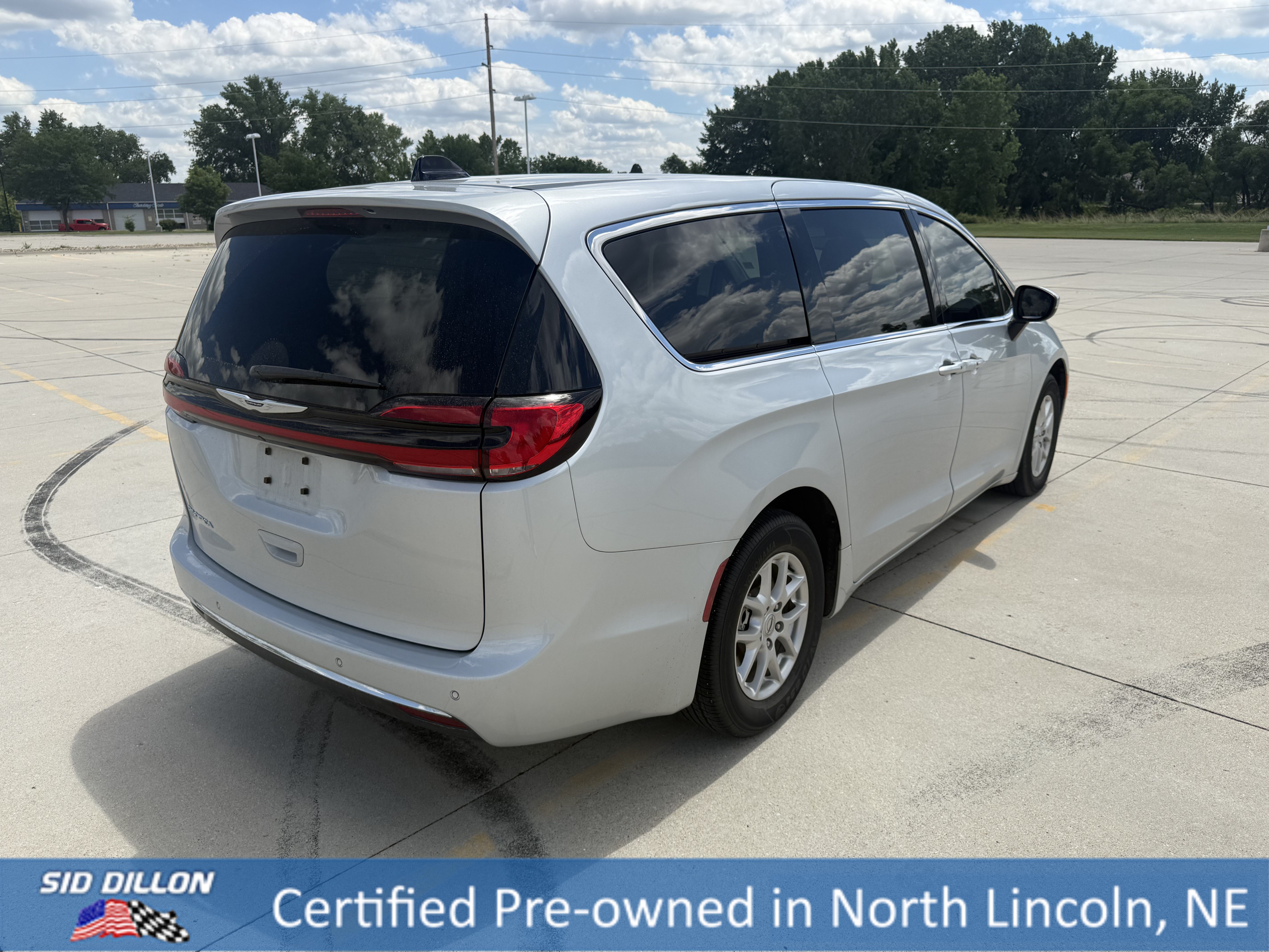 Used 2023 Silver Mist Clearcoat Chrysler Touring L image 8