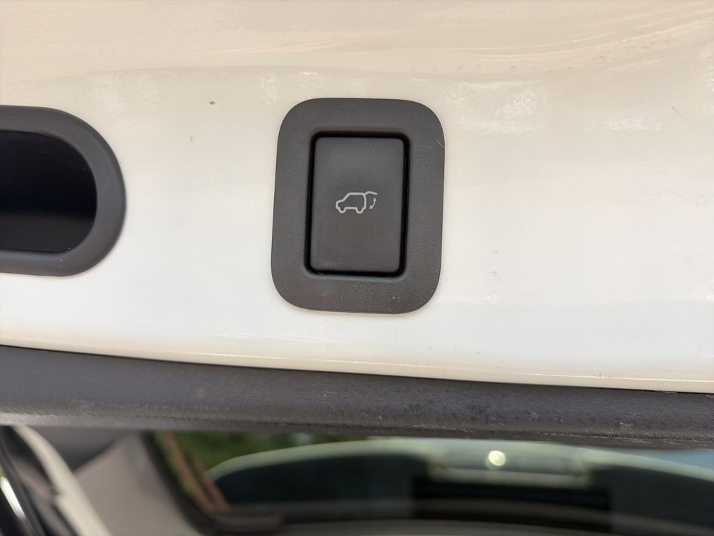 Used 2016 White Toyota XLE V6 image 32