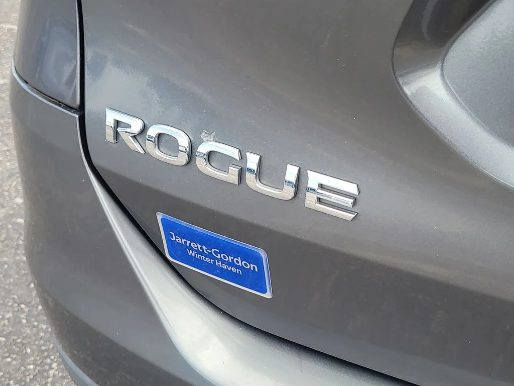 Certified Used 2016 Gray Nissan SL image 6