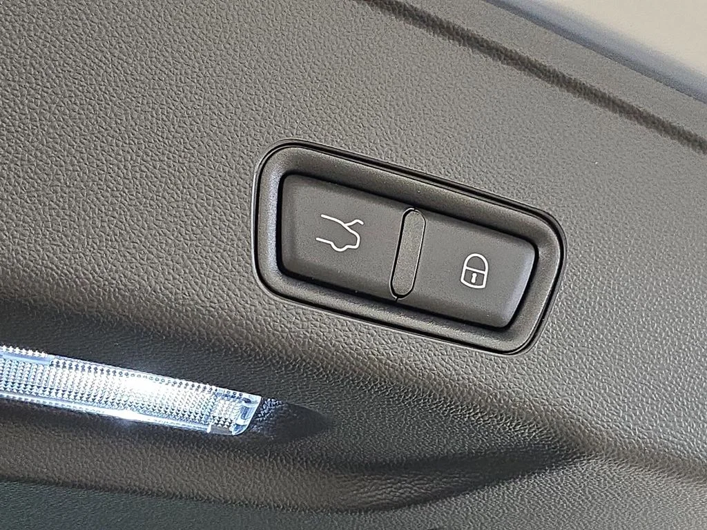 Used 2025 Bianco Maserati Modena image 31